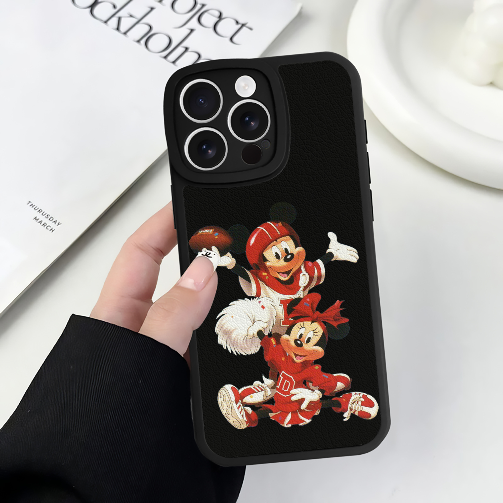 （画像用） ミッキーマウス Mickey Mouse 【iPhone 16シリーズ対応】シリコンスマホケース（レザー調） 材質：シリコン